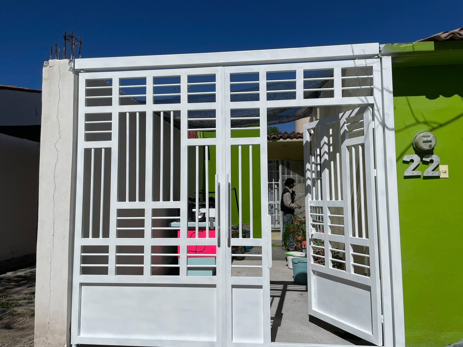 Portón Blanco con Barras Asimétricas
